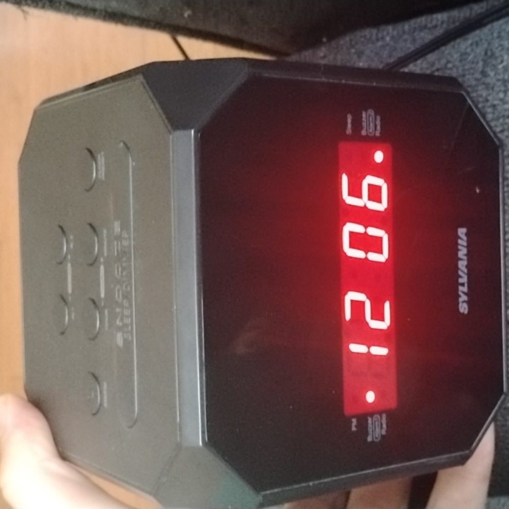 Sylvania SCR1420-BLACK Cube Alarm Clock Radio, Am/FM, 12hr Clock, W/Snooze